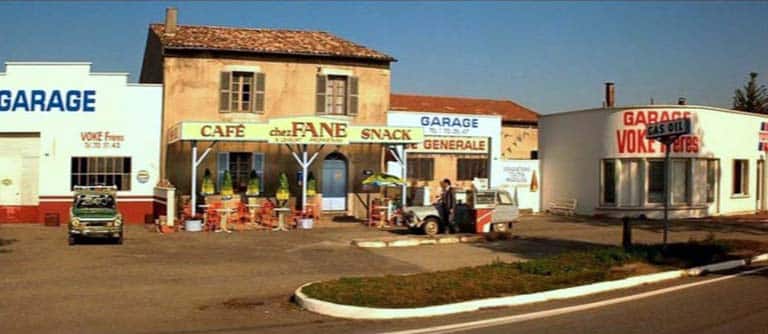 Via Garona: Le garage dans le film _L'été en pente douce- Olivier Bleys